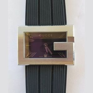 Gucci Black Dial Rubber 100M Series Watch